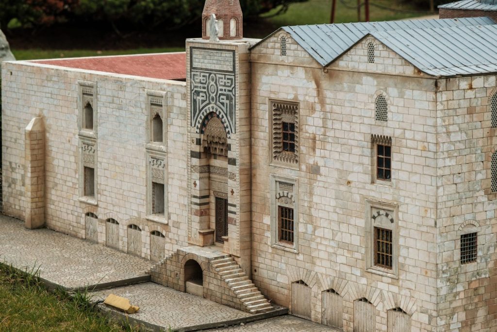 Miniaturowe repliki pałaców europejskich – jakie są najbardziej znane?