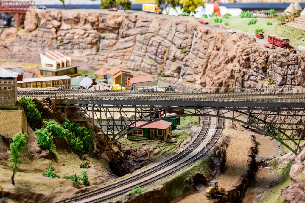 Najciekawsze miniatury mostów i ich konstrukcji w parku
