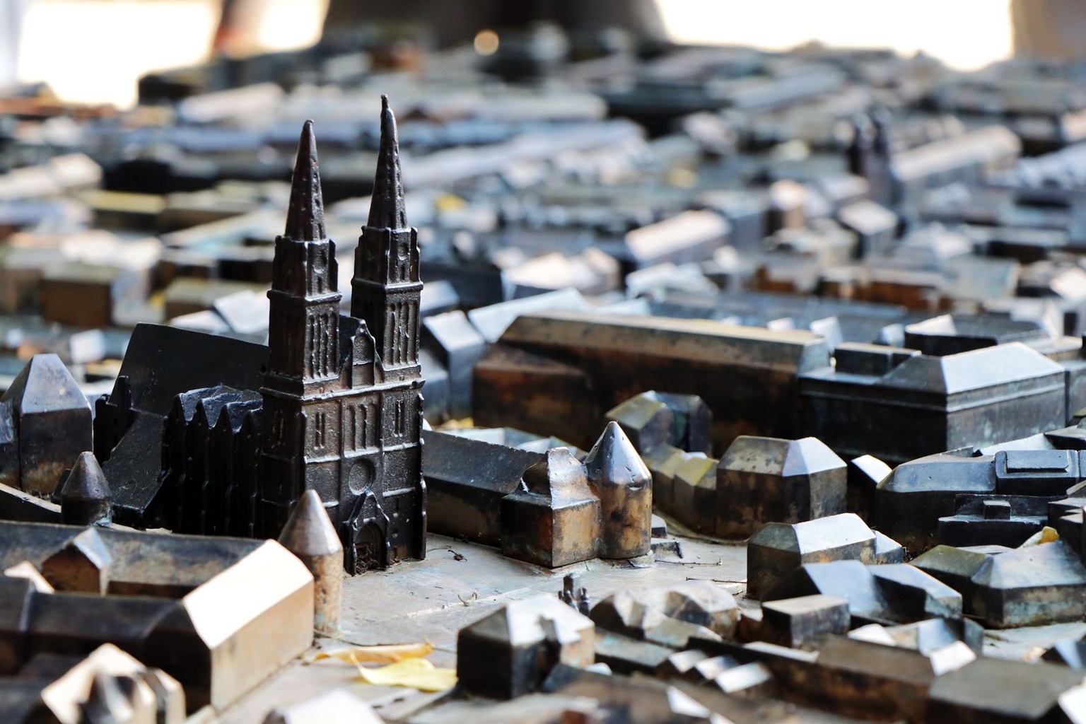 Odwiedziny od czerwca do września w parku miniatur Budowle Świata